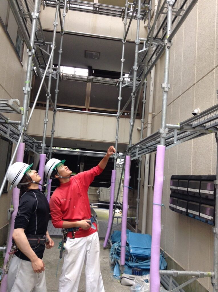 建物の外壁に沿って組み上げられた足場。DNコネクションが横浜市の現場で施工