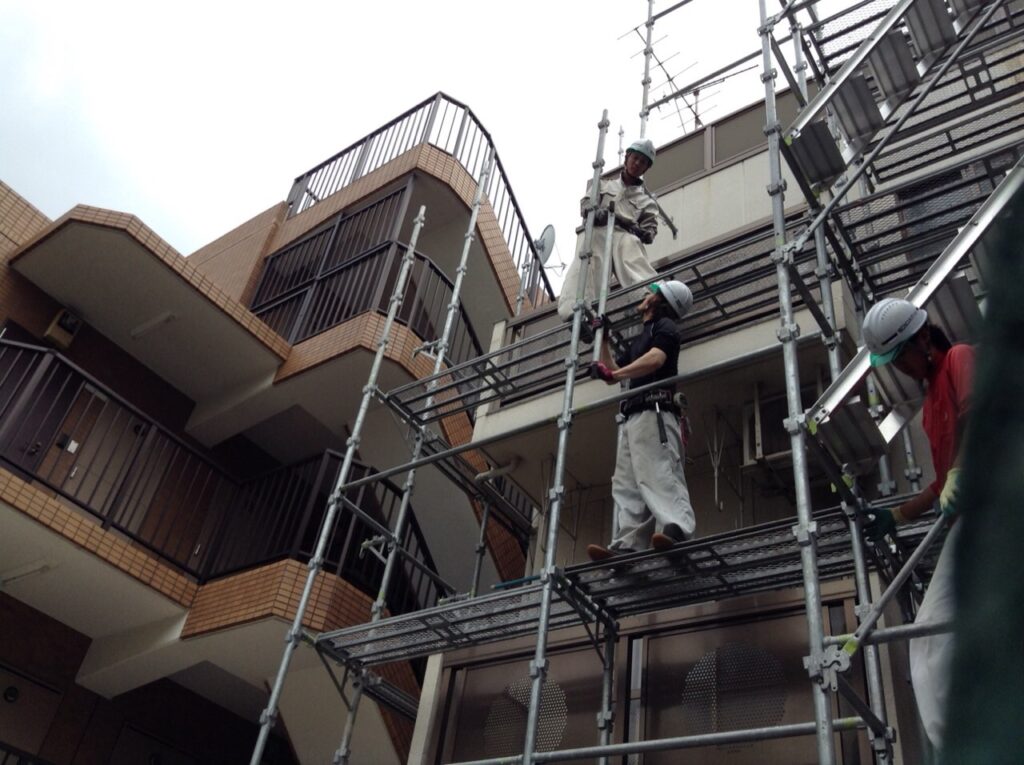横浜市の現場で足場工事作業を行うDNコネクションのスタッフ