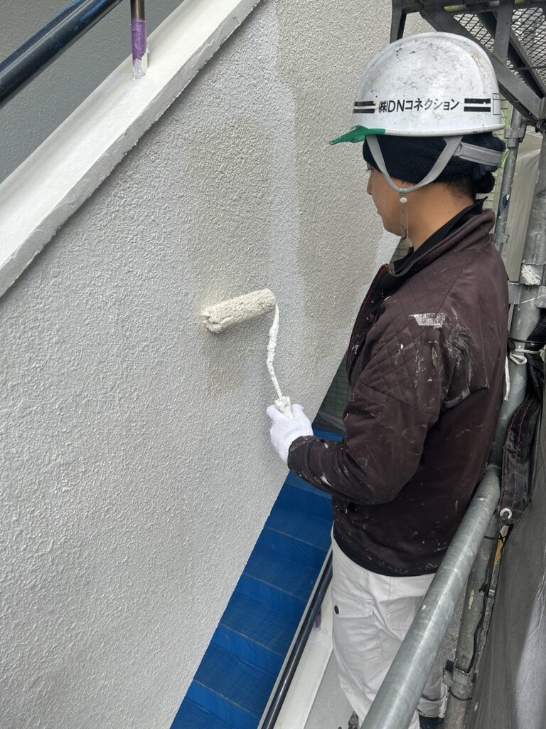 横浜市の現場で塗装工事作業を行うDNコネクションのスタッフ